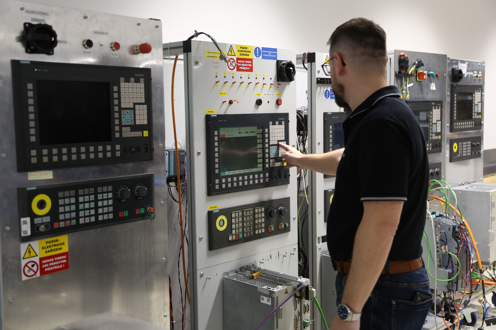 Techniker prüft eine reparierte SINUMERIK Steuerung am Teststand unter realen Bedingungen
