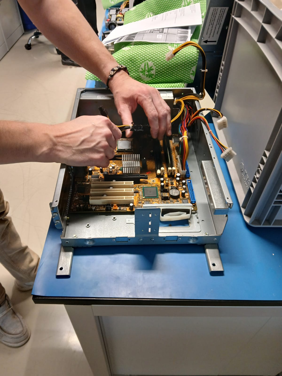 Techniker zerlegt einen Industrie-PC und tauscht Baugruppen auf dem Werkstatttisch