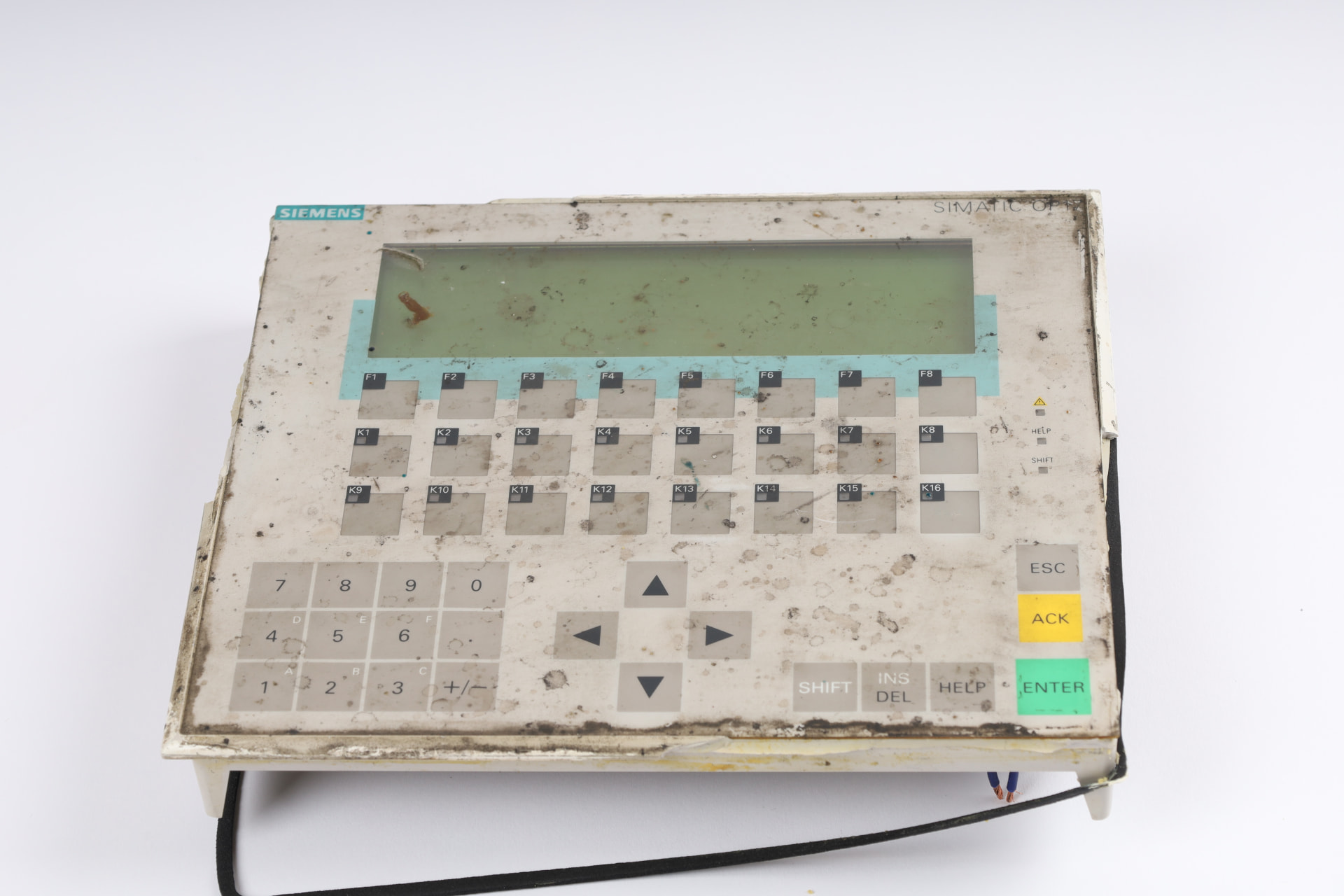 SIMATIC OP17 Bedienpanel vor der Reparatur: verschmutzte Front und defektes Display
